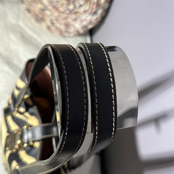 🔥Host Pick🔥 Dooney & Bourke 🦓 zebra print bucket bag with pink cloth interior - Picture 10 of 15